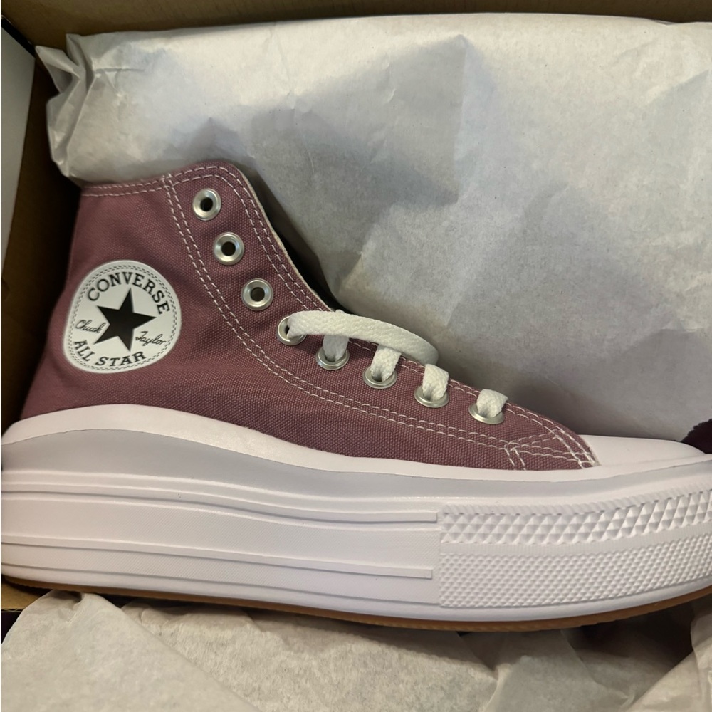 BRAND NEW SIZE 7 CONVERSE PLATOFORMS